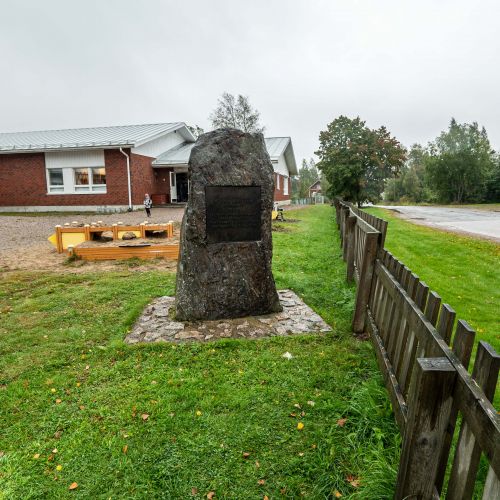 Trastin veljesten muistomerkki on sijoitettu Piolahden alakoulun pihalle. Kylän kaikki lapset saavat kuulla veljeksistä; kylän kasvateista, joista tuli oppineita miehiä manner-Euroopassa.