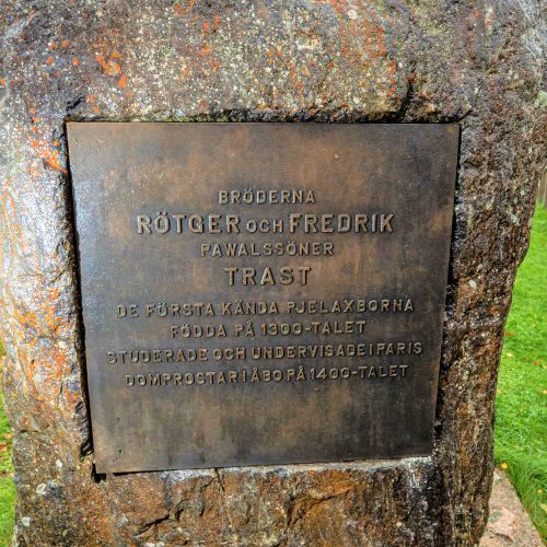 Piolahden kotiseutuyhdistys pystytti vuonna 1975 Trastin veljeksille muistopaaden.