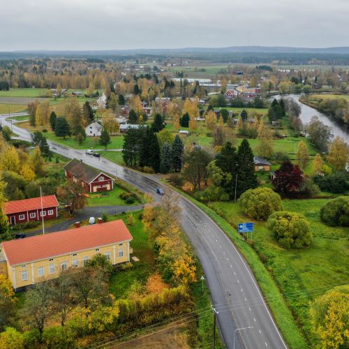 Lapväärtin ensimmäinen kappeli on saattanut sijaita nykyisen Lapväärtin joen läheisyydessä. Etualalla näkyvät vanha pappila ja Lapväärtintie.