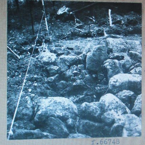 Pieni hauta, merkitty pystyyn nostetulla kivellä, oli tutkimusten kohteena elokuussa 1986 Maalahden Yttermalaxin kylässä. Valokuva: Hannu Kotivuori.