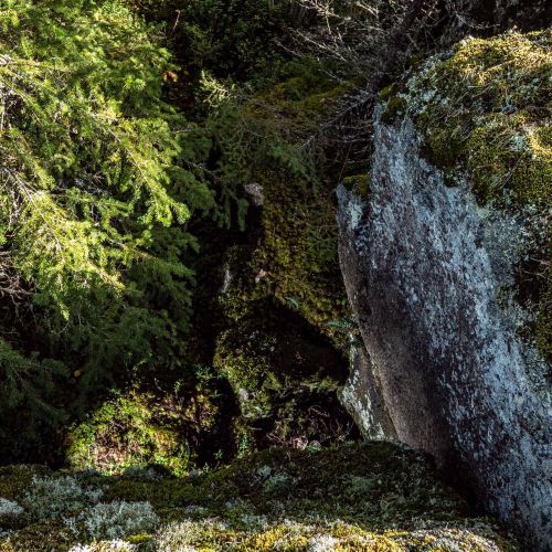 Täällä on monelta pahantekijältä katkaistu pää; näin seudulla kerrotaan. Mestoosplassi on tänäkin päivänä karmiva paikka.