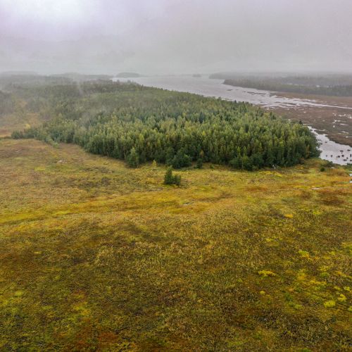 Långön (vasemmalla) oli muinoin vilkas kauppapaikka. Taustalla avautuu Närpiönselkä.