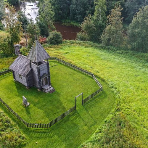 Lentokuva Påraksen alueesta, joka sijaitsee keskeisellä paikalla aivan Kruunupyyn joen rannassa.