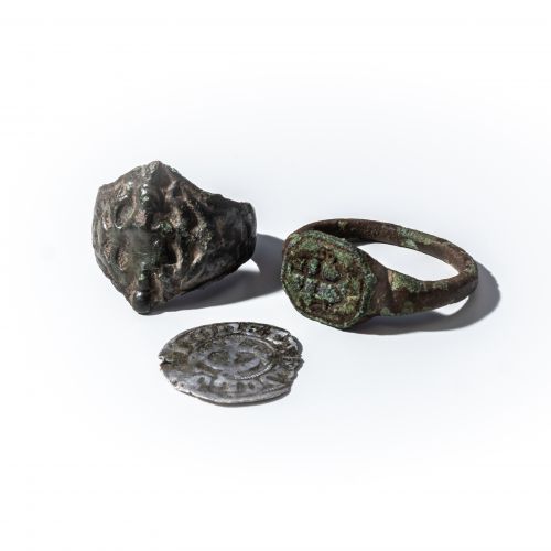 Två signetringar med gravyr och ett mynt.