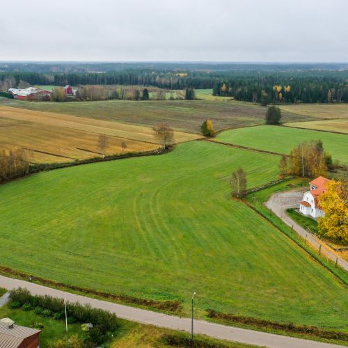 Lennokkikuva Nybondasin tiluksilta. Alueella on tehty useita myöhäiskeskiaikaiseen kaupankäyntiin liittyviä löytöjä.