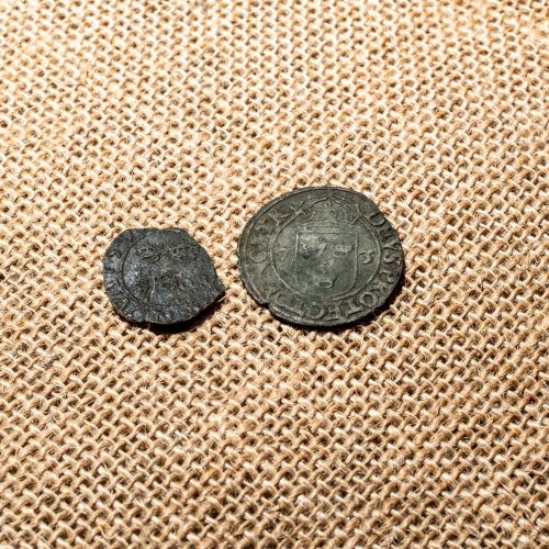 Varhaiselta 1500-luvulta peräisin olevia äyrityisiä. Kolikot on löydetty kauppatalon alueelta.