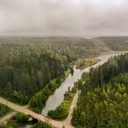 Flygbild från norr över sundet vid Eskilsö. Ängsö-Järvövägen i förgrunden.