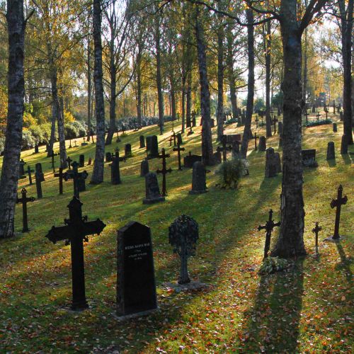 Syksyinen näkymä Kappelinmäen hautausmaalle vanhoine valurautaristeineen ja hautakivineen. Mustasaaren ensimmäinen kirkko rakennettiin todennäköisesti mäen laelle. Kirkkokansa saapui veneillään eri suunnista. Koivulahtelaiset tulivat idästä (kuvassa vasemmalla) ”metsä- ja suotietä” pitkin. Nykyinen hautausmaa on perustettu 1780-luvulla. Valokuva: Mikael Herrgård.