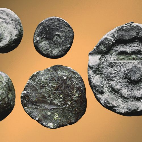 Påraksen alueelta löydettyjä punnuksia. Esineet kertovat keskiaikaisesta kauppapaikasta. Valokuva: Mikael Herrgård.